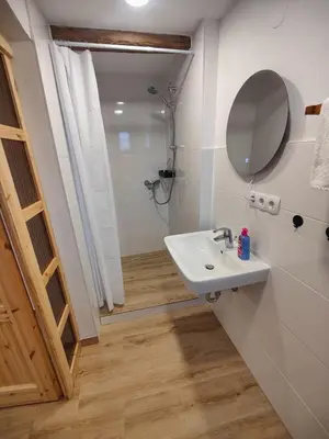 Ein Badezimmer in der Unterkunft Wustermark Ferienwohnung Unterkunft Dorfanger 8