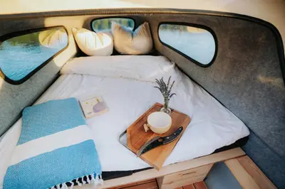 Ein Sitzbereich in der Unterkunft Campingboot Entenkoje