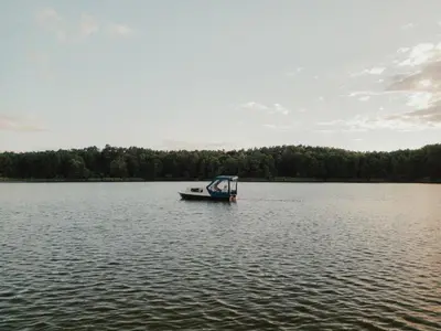 Naturlandschaft in der Nähe des Bootes