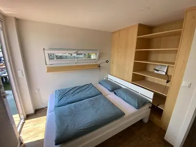 Ein Bett oder Betten in einem Zimmer der Unterkunft Exklusives Hausboot - Sauna, Sonnendeck & privates Beiboot
