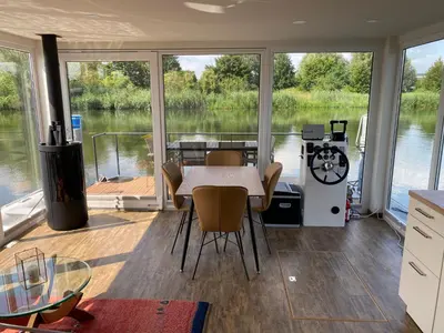 Blick auf einen Fluss in der Nähe des Bootes