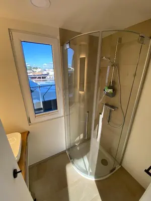 Ein Badezimmer in der Unterkunft Exklusives Hausboot - Sauna, Sonnendeck & privates Beiboot
