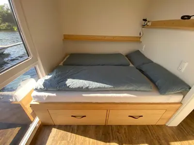 Ein Bett oder Betten in einem Zimmer der Unterkunft Exklusives Hausboot - Sauna, Sonnendeck & privates Beiboot