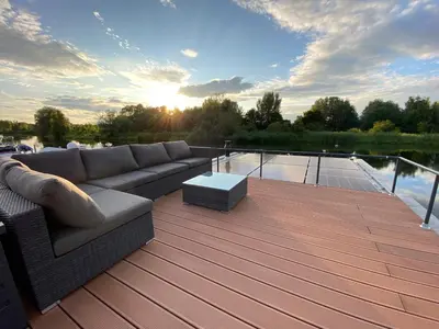 Ein Balkon oder eine Terrasse in der Unterkunft Exklusives Hausboot - Sauna, Sonnendeck & privates Beiboot