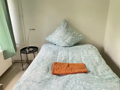 Ein Bett oder Betten in einem Zimmer der Unterkunft Hotel Dada Art Berlin 1-Bettzimmer
