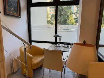 Ein Sitzbereich in der Unterkunft Hotel Dada Art Berlin 1-Bettzimmer