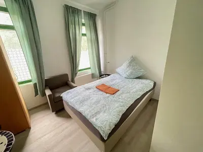 Ein Bett oder Betten in einem Zimmer der Unterkunft Hotel Dada Art Berlin 1-Bettzimmer