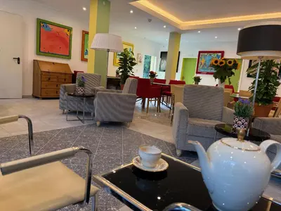 Ein Sitzbereich in der Unterkunft Hotel Dada Art Berlin 2-Bettzimmer