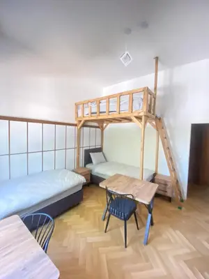 Ein Bett oder Betten in einem Zimmer der Unterkunft 3 Bett Zimmer in Villa mit Gemeinschaftsbad