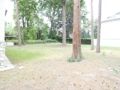 Ein Garten an der Unterkunft 3 Bett Zimmer in Villa mit Gemeinschaftsbad