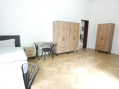 Grundriss der Unterkunft 3 Bett Zimmer in Villa mit Gemeinschaftsbad