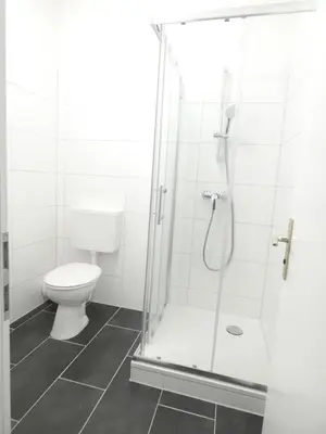 Ein Badezimmer in der Unterkunft 3 Bett Zimmer in Villa mit Gemeinschaftsbad