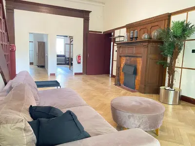 Ein Sitzbereich in der Unterkunft 3 Bett Zimmer in Villa mit Gemeinschaftsbad