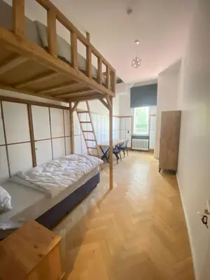 Ein Bett oder Betten in einem Zimmer der Unterkunft 3 Bett Zimmer in Villa mit Gemeinschaftsbad