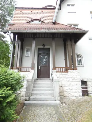 Eine Fassade oder ein Eingang zu 3 Bett Zimmer in Villa mit Gemeinschaftsbad
