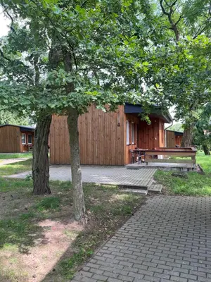 Ein Garten an der Unterkunft Ferienanlage Seestraße 34 Chorin OT Sandkrug