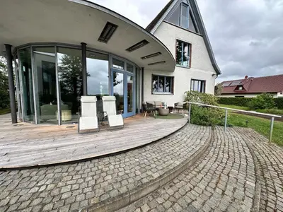 Das Gebäude in dem sich das Ferienhaus befindet
