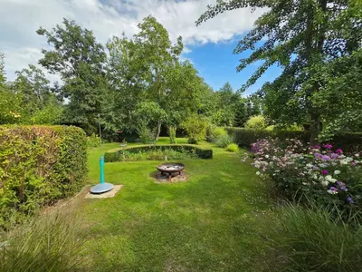 Ein Garten an der Unterkunft Gartenidyll am Teich