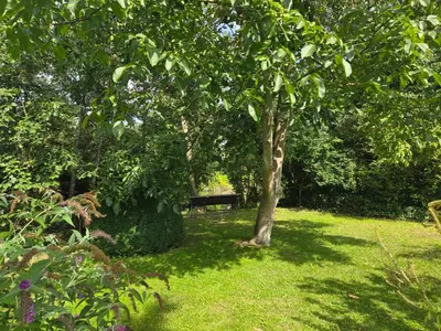 Ein Garten an der Unterkunft Gartenidyll am Teich