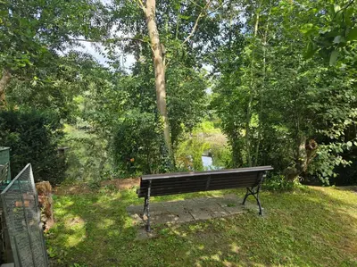Ein Garten an der Unterkunft Gartenidyll am Teich