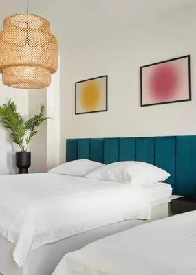 Ein Bett oder Betten in einem Zimmer der Unterkunft nestup - Zentrales 120 qm Design-Loft mit Balkon