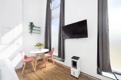 TV/Unterhaltungsangebot in der Unterkunft Great 1-room apartment with free underground parking