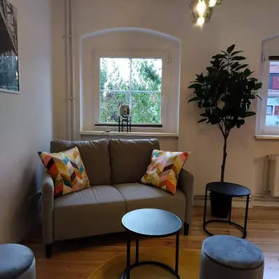 Ein Sitzbereich in der Unterkunft Tempelhof Apartment