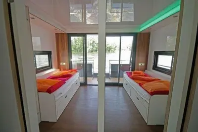 Ein Bett oder Betten in einem Zimmer der Unterkunft Urlaub im schwimmenden Ferienhaus, mitten in der Natur