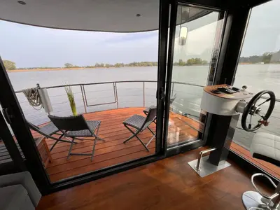 Ein Balkon oder eine Terrasse in der Unterkunft Urlaub im schwimmenden Ferienhaus, mitten in der Natur