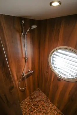 Ein Badezimmer in der Unterkunft Urlaub im schwimmenden Ferienhaus, mitten in der Natur