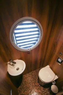 Ein Badezimmer in der Unterkunft Urlaub im schwimmenden Ferienhaus, mitten in der Natur