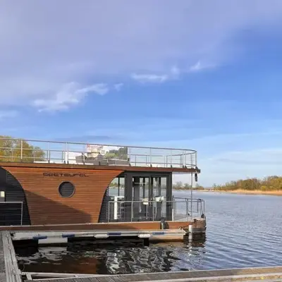 Urlaub im schwimmenden Ferienhaus