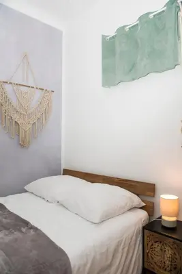 Ein Bett oder Betten in einem Zimmer der Unterkunft Colorful flat near vibrant Boxhagener Platz