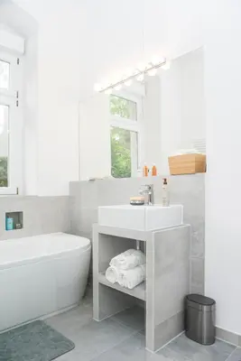 Ein Badezimmer in der Unterkunft Colorful flat near vibrant Boxhagener Platz