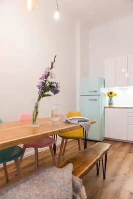 Küche/Küchenzeile in der Unterkunft Colorful flat near vibrant Boxhagener Platz