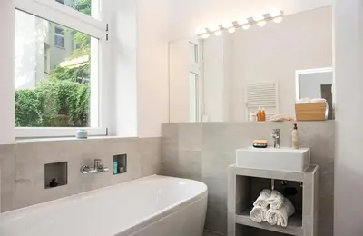 Ein Badezimmer in der Unterkunft Colorful flat near vibrant Boxhagener Platz