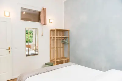 Ein Bett oder Betten in einem Zimmer der Unterkunft Colorful flat near vibrant Boxhagener Platz