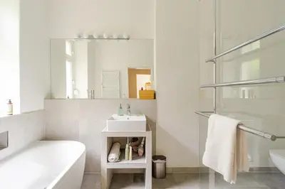 Ein Badezimmer in der Unterkunft Colorful flat near vibrant Boxhagener Platz