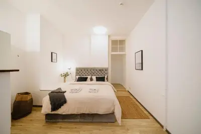 Ein Bett oder Betten in einem Zimmer der Unterkunft Homely Berlin - Quiet , Large Living Area , Modern I Supermarkt