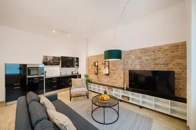 TV/Unterhaltungsangebot in der Unterkunft Homely Berlin - Quiet , Large Living Area , Modern I Supermarkt