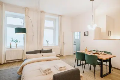 Ein Bett oder Betten in einem Zimmer der Unterkunft Homely Berlin - Quiet , Large Living Area , Modern I Supermarkt