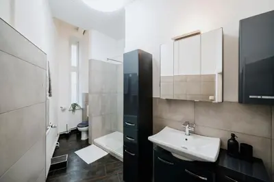 Ein Badezimmer in der Unterkunft Homely Berlin - Quiet , Large Living Area , Modern I Supermarkt