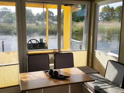 Ein Sitzbereich in der Unterkunft Traumhaus auf dem Wasser – Modernisiertes Hausboot 13 x 4 m