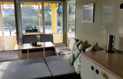 Ein Sitzbereich in der Unterkunft Traumhaus auf dem Wasser – Modernisiertes Hausboot 13 x 4 m