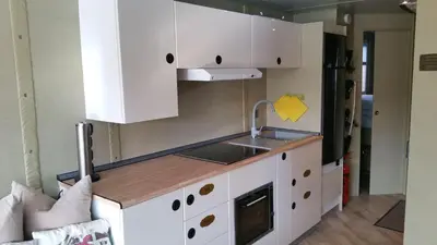 Küche/Küchenzeile in der Unterkunft Traumhaus auf dem Wasser – Modernisiertes Hausboot 13 x 4 m
