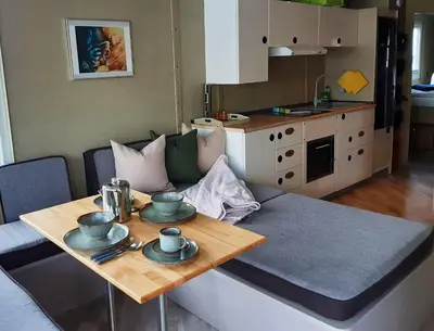 Küche/Küchenzeile in der Unterkunft Traumhaus auf dem Wasser – Modernisiertes Hausboot 13 x 4 m
