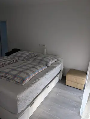 Ein Bett oder Betten in einem Zimmer der Unterkunft 2-room guest apartment for 2 people