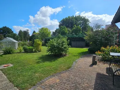 Ein Garten an der Unterkunft Gemütliche Wohnung mit Garten