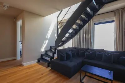 Ein Sitzbereich in der Unterkunft Apartment am KuDamm mit Dachterrasse, Pool und Sauna