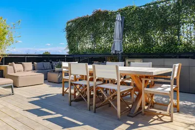 Ein Sitzbereich in der Unterkunft Apartment am KuDamm mit Dachterrasse, Pool und Sauna